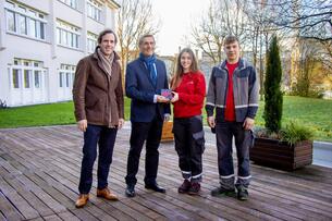 Apprentices make apple juice for a good cause